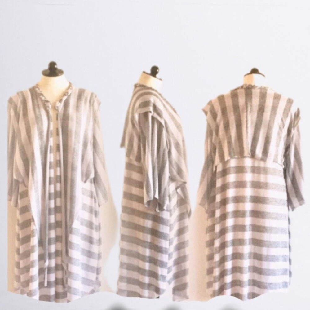 New!  Fits M- 3x. grey white knit cardi size